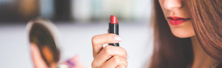 Polki chętnie sięgają po kosmetyki kolorowe, silny wpływ promocji na zakupy